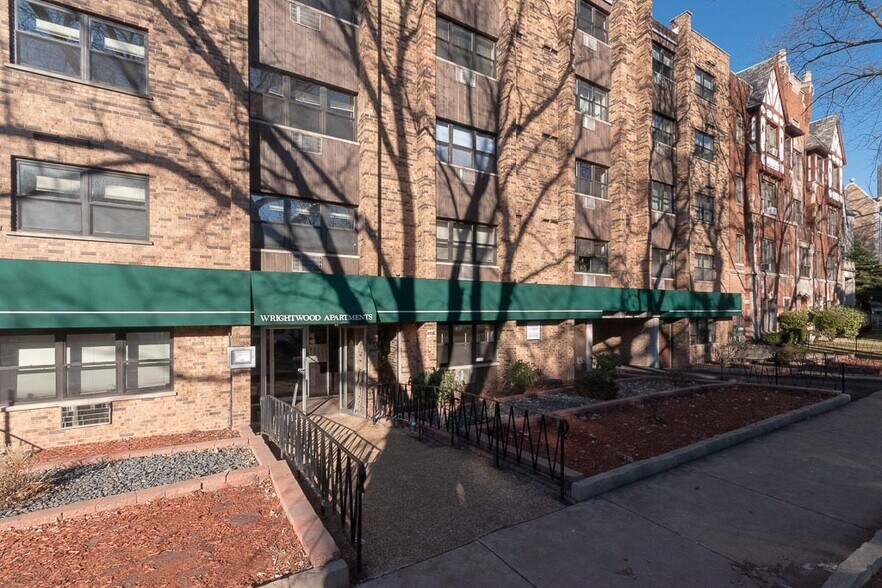 Building Photo - 650 W Wrightwood Ave