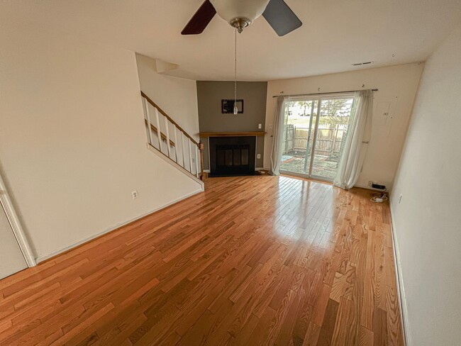 Building Photo - Updated 2 Bed 1.5 Bath Townhouse Close to ...