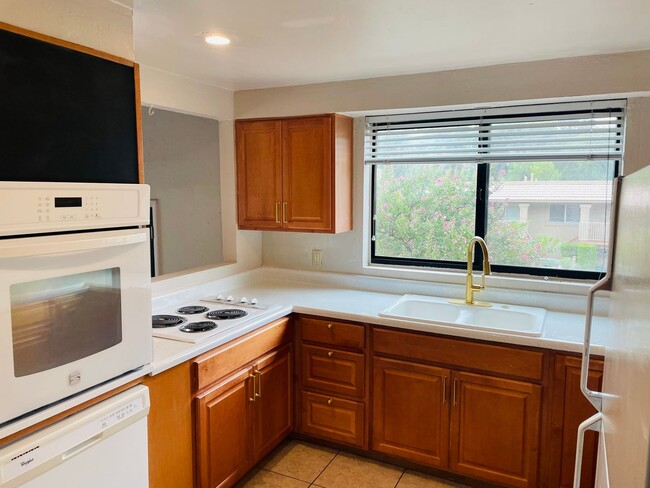 Building Photo - 50 Chaparral Dr