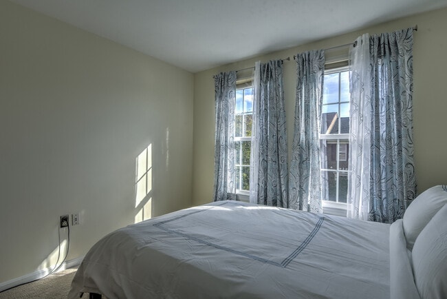 Building Photo - 6506 Serenade Plz