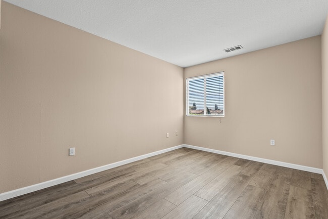 Building Photo - 9447 Hendrix Ln