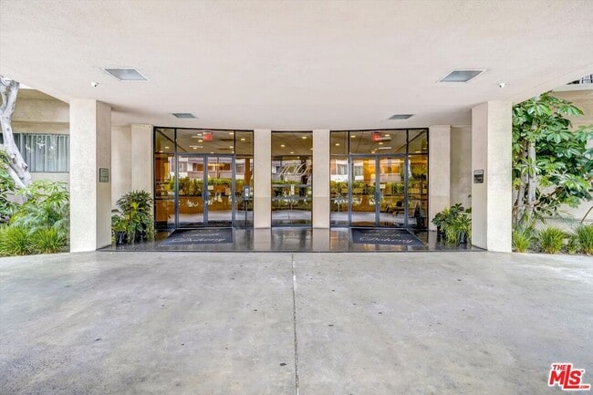 Building Photo - 100 S Doheny Dr