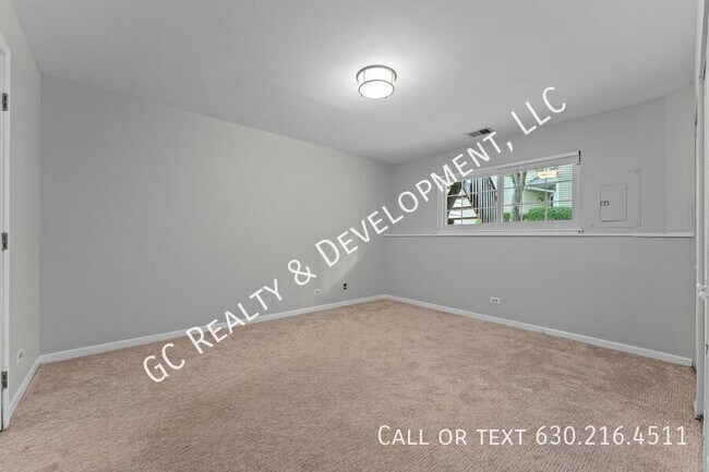 Building Photo - 238 E Parallel St