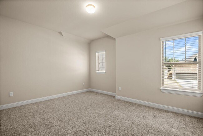 Building Photo - 709 Pinnacle View Dr