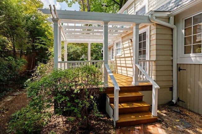 Building Photo - 4BR 3.5 BA Chevy Chase Gem is Move-in Read...