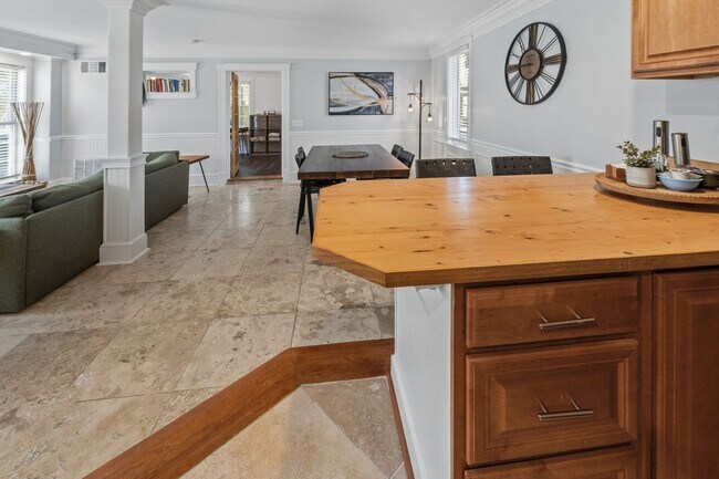Building Photo - All-Inclusive Utilities & Fully Furnished First-Floor Condo Near Daffin Park