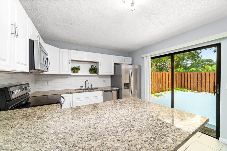 Building Photo - 3425 San Bernadino Dr