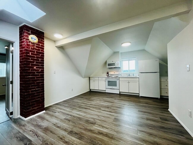 Building Photo - Newly Remodeled Apartment in the Center of Downtown Poulsbo!