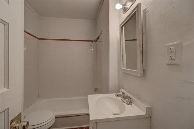 Building Photo - 1310 Winona Ave