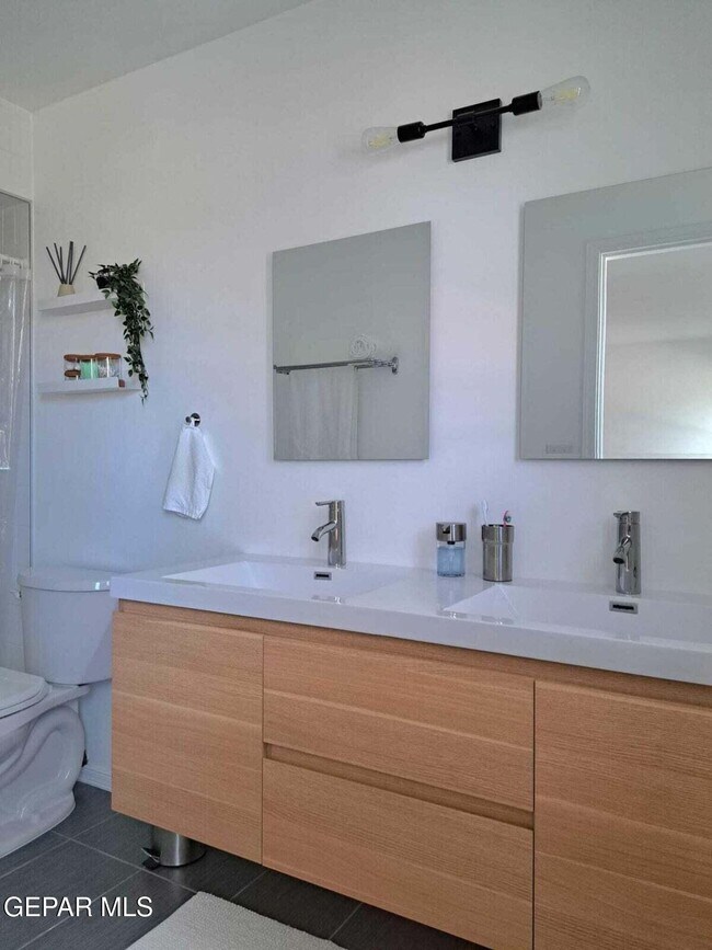 Building Photo - 817 Centennial Dr