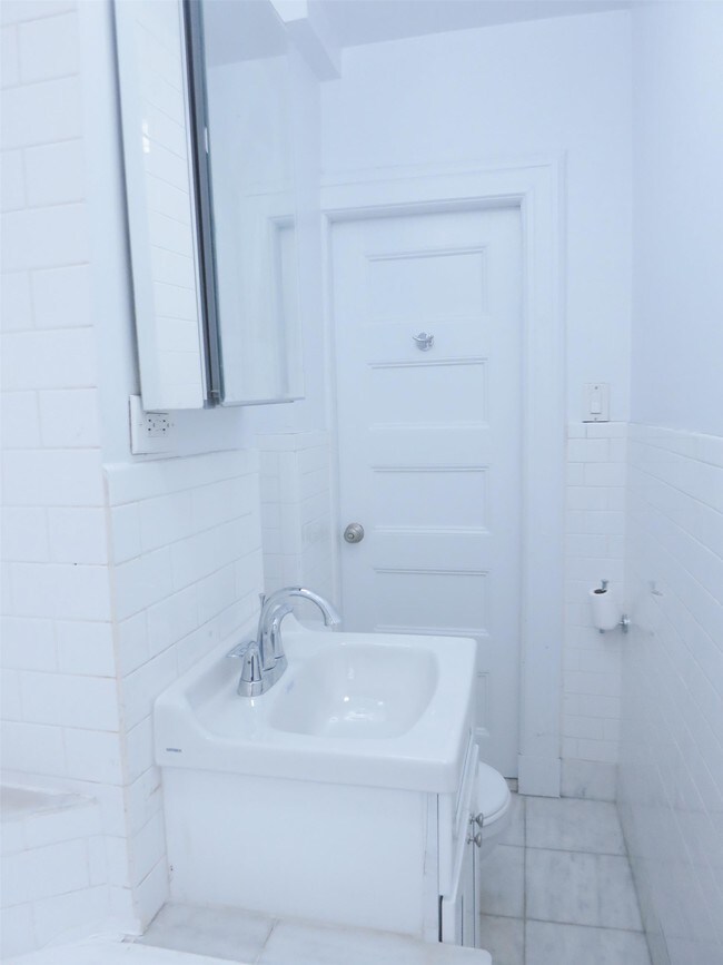 Building Photo - 154 E 79th St