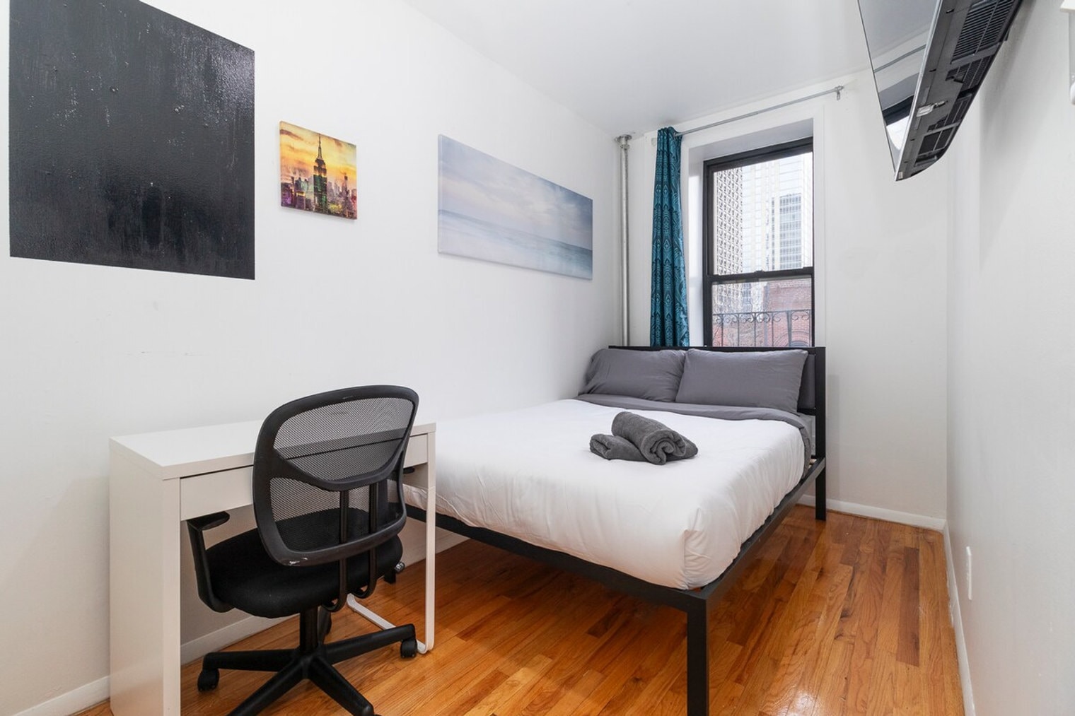 Building Photo - 248 E 91st St