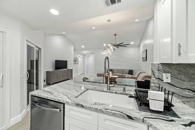 Building Photo - 6553 Via Regina