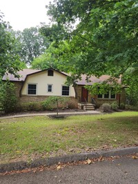 Building Photo - 4 BR 2 1/2 Bath brick home in Dickson