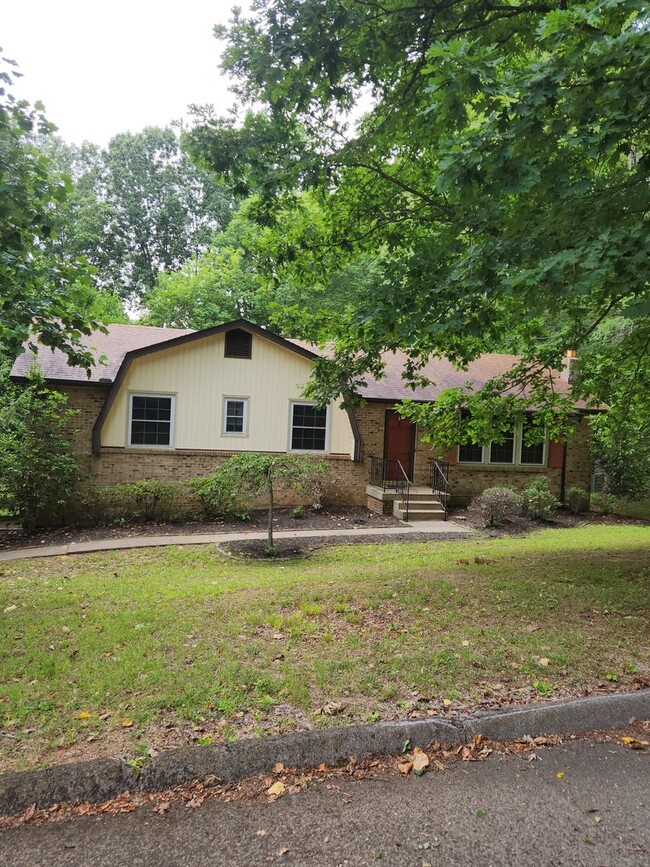 Primary Photo - 4 BR 2 1/2 Bath brick home in Dickson