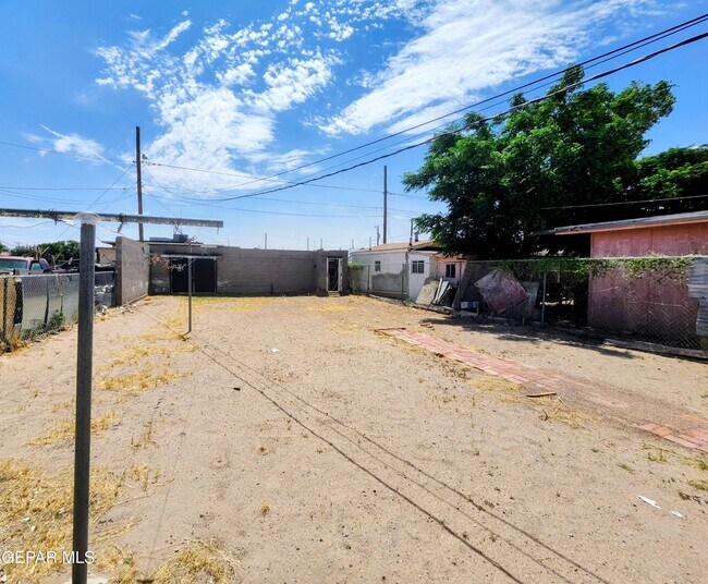 Building Photo - 618 N Estrella St