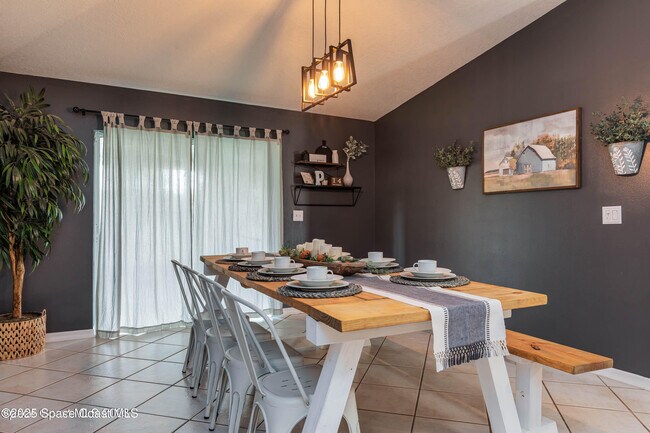 Building Photo - 2001 Sierra St