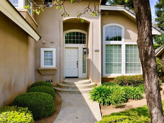 Building Photo - $2,550 Champlain & Shepherd, 4 Bedroom hom...