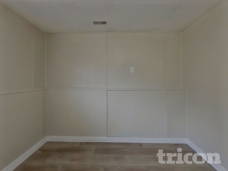 Building Photo - 3127 Moonbeam Cir S