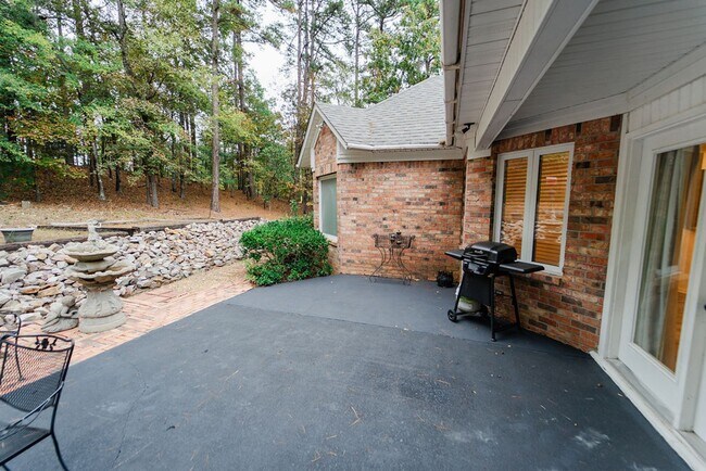 Building Photo - Charming, 3 Bedroom, 2 Bath. With wonderful outdoor living space