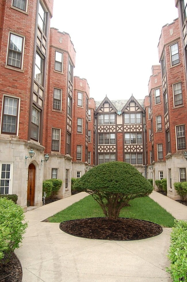 Building Photo - Recently Renovated East Rogers Park Garden...