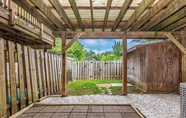 Building Photo - Beautifully maintained townhouse in New Market available before the new school year!