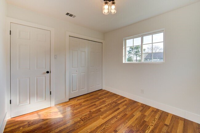 Building Photo - 19403 Lake Hollow Ln