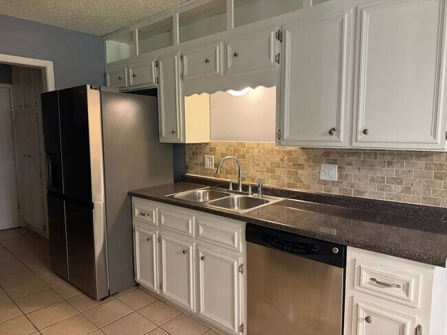 Building Photo - Jasper Heights - 3 bedroom beauty!