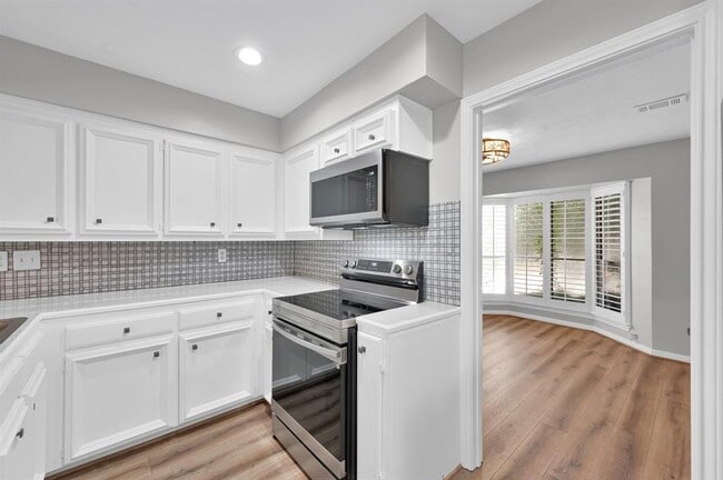 Building Photo - 3843 Knollcrest Dr