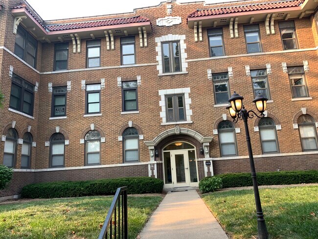 Front entrance - 5635 Waterman Blvd