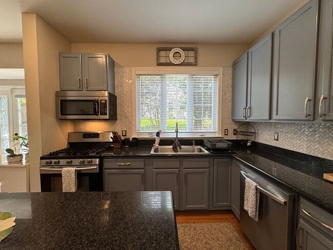 Building Photo - Stunning 4 Bed 3.5 Bath Single Family Home...