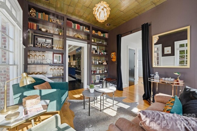 Building Photo - 1124 Dilworth Crescent Row