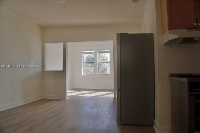 Building Photo - 501 SW 6th Ct