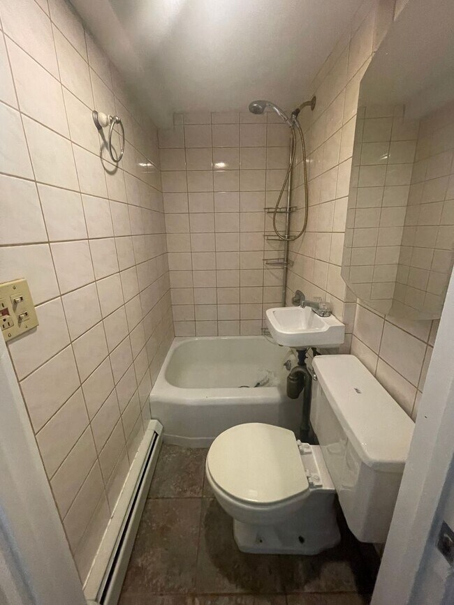 Building Photo - Cozy 2-Bedroom Apartment in Adams, MA