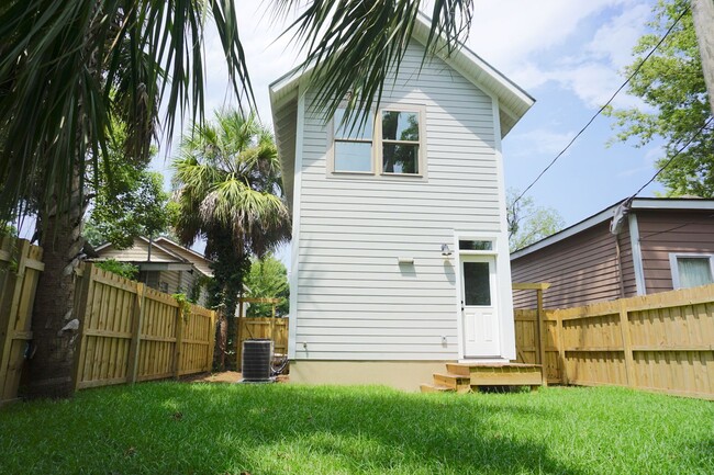 Building Photo - 2 BED | 2 BATH | GATED BACKYARD | MIDTOWN
