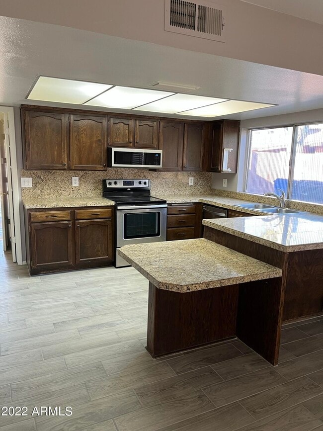 Building Photo - 2217 S Las Flores