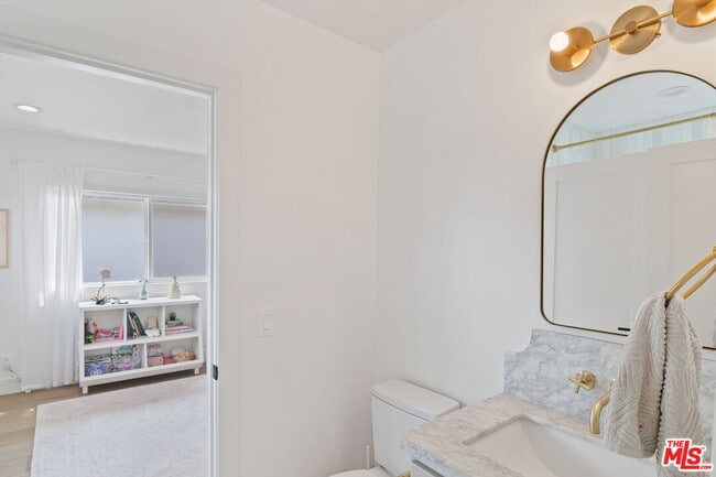 Building Photo - 5664 Coliseum St