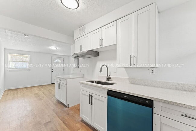 Building Photo - Renovated 2BR/1BA Duplex with Front Porch