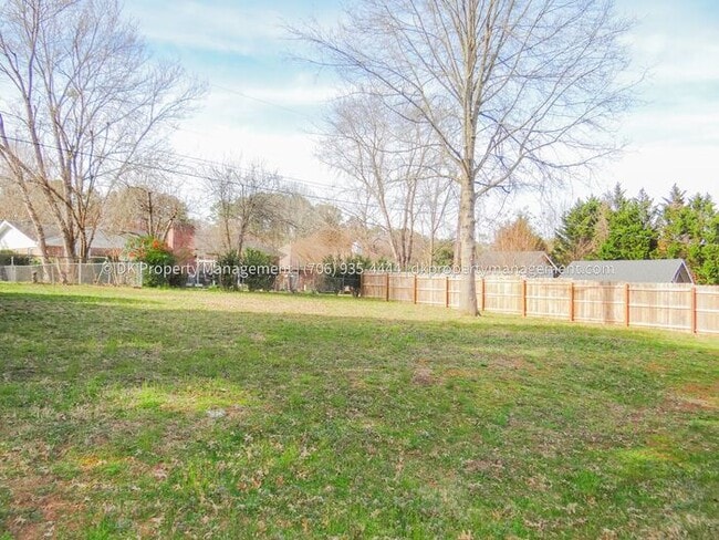 Building Photo - East Brainerd House with Fenced in Yard!
