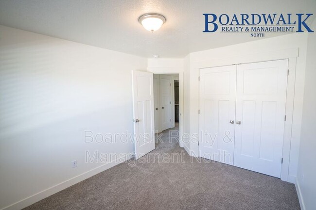 Building Photo - 440 1625 N