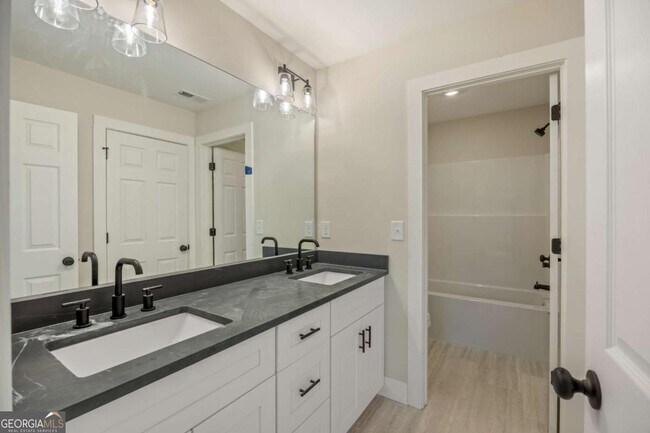 Building Photo - 370 Ansley Dr