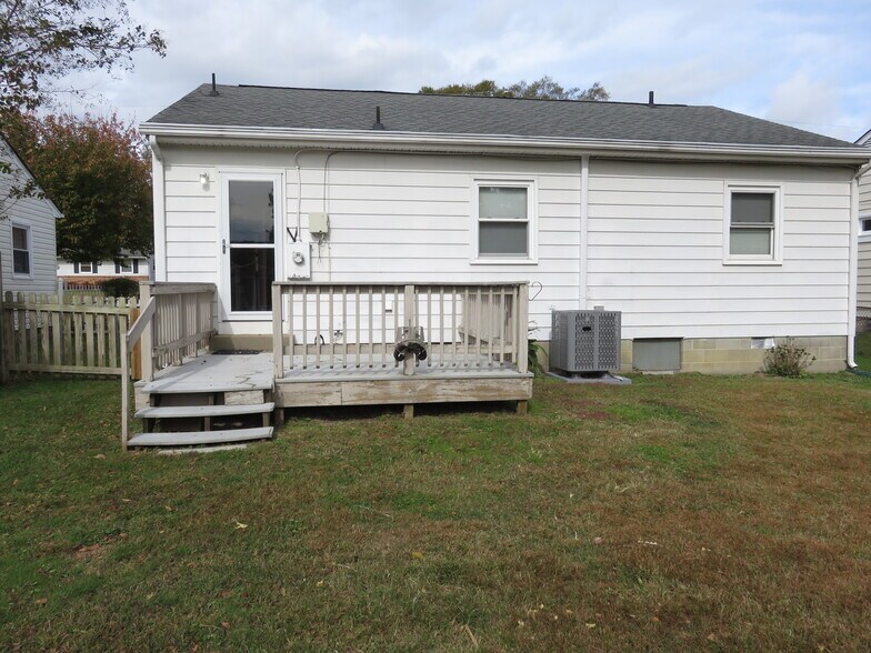 Building Photo - 231 N Mapleleaf Ave