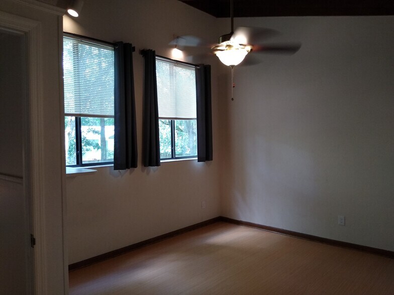 Building Photo - 848 E College Ave