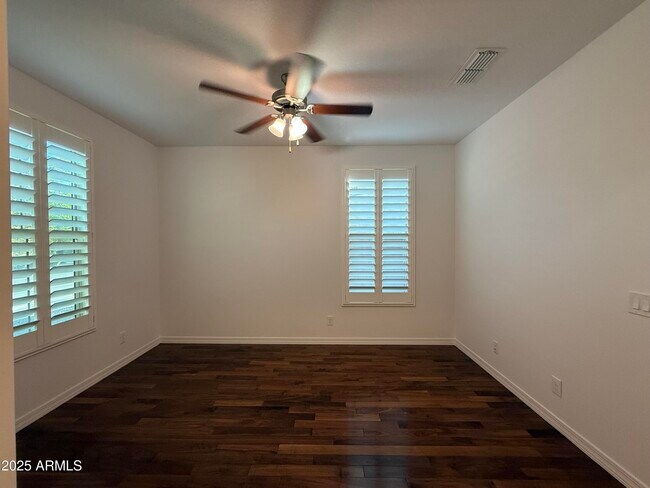 Building Photo - 126 E Chelsea Ln