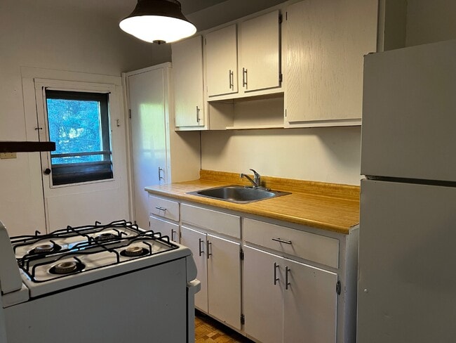 Building Photo - 222 Douglas Ave