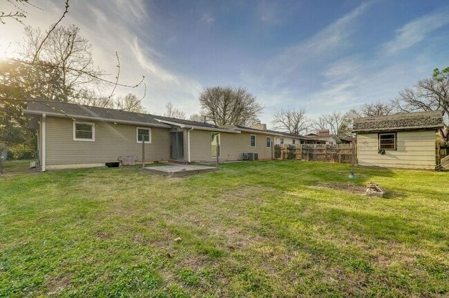 Building Photo - 1920 S Mayfair Ave