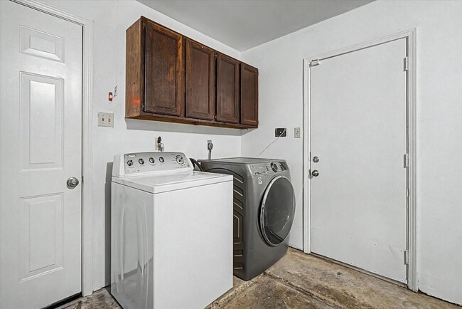 Building Photo - 7315 Foxside Ln