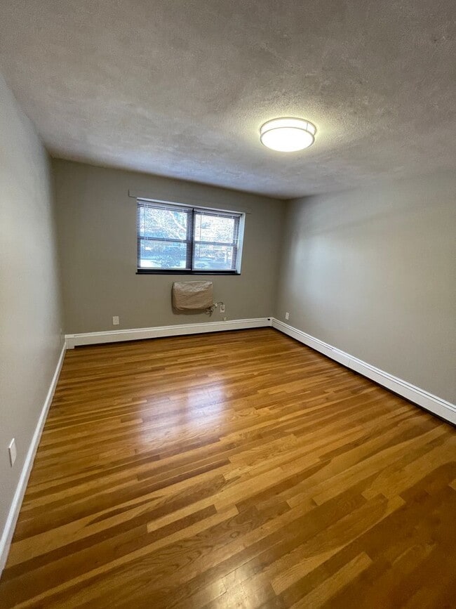 Building Photo - 1-Bedroom H & HW + Parking * Newton Riverside MBTA GL-D