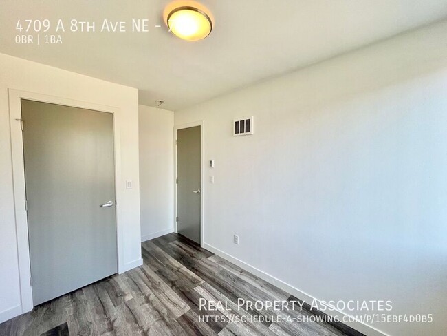 Building Photo - Modern Townhome with ROOMS Available in Un...