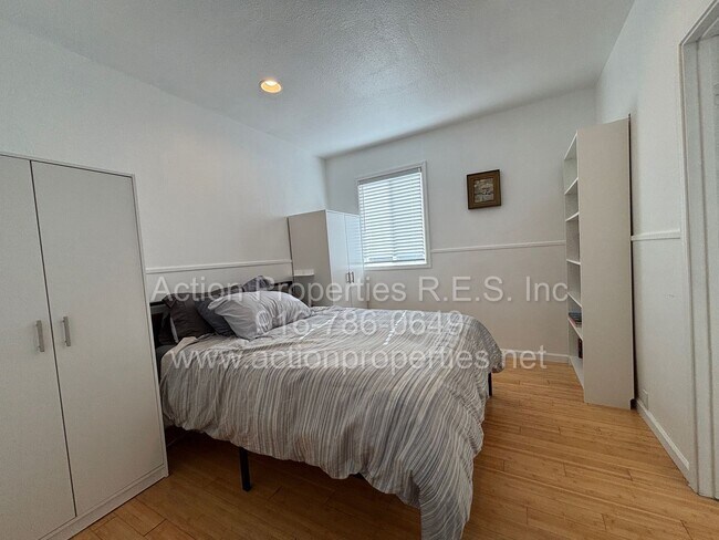 Building Photo - Downtown Roseville - 2 Bed, 1 Bath - Single Level Bungalow - Landscaping Included - Utilities Inc...